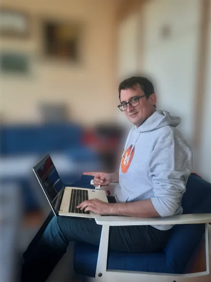 Filip Dorić pokazuje tehnologiju koju koristi za rad na Filipov Blogu, laptop i bijela hoodica