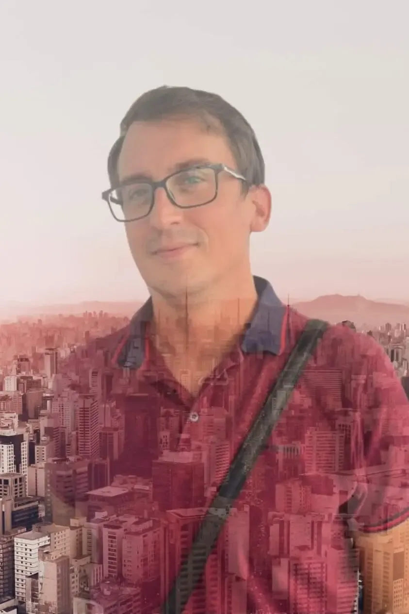 Filip Dorić u crvenoj majici predstavlja korisne internetske alate na Filipov Blogu